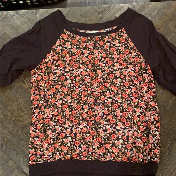 3 Quarter Sleeve Floral Garage Top - Picture 1 of 3